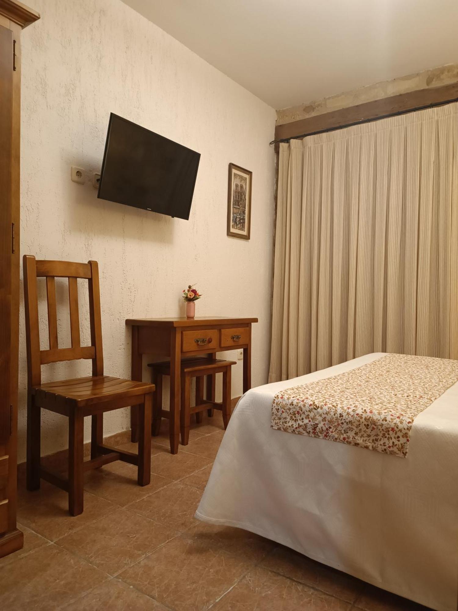 Hostal Decerca Pradena Room photo